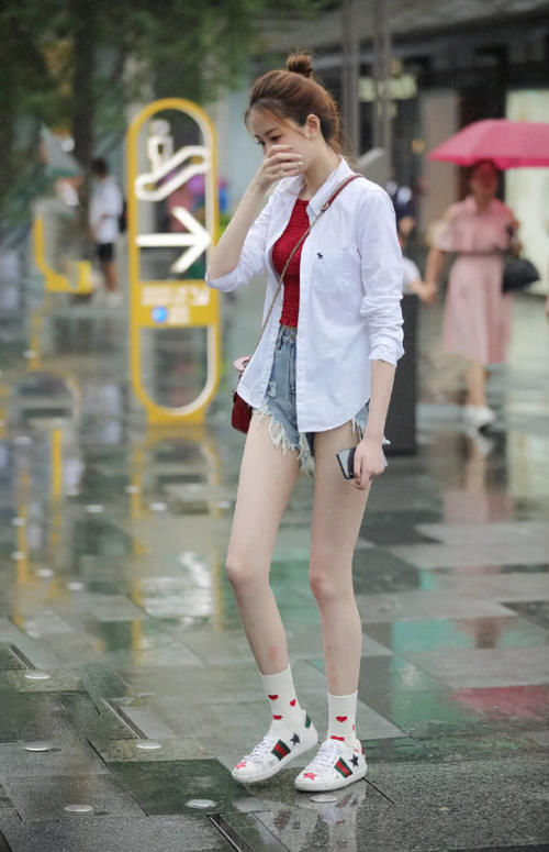  淋雨：街拍：气质美女在雨中，闲庭信步，连淋雨都能像拍电影一样美！