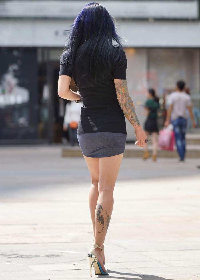 街拍: 紧身包臀裙的浑圆辣妈,这么穿很好看