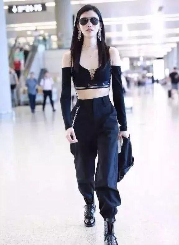刘雯去T台走秀，奚梦瑶只能在机场走！一身打扮比T台穿的还大胆！