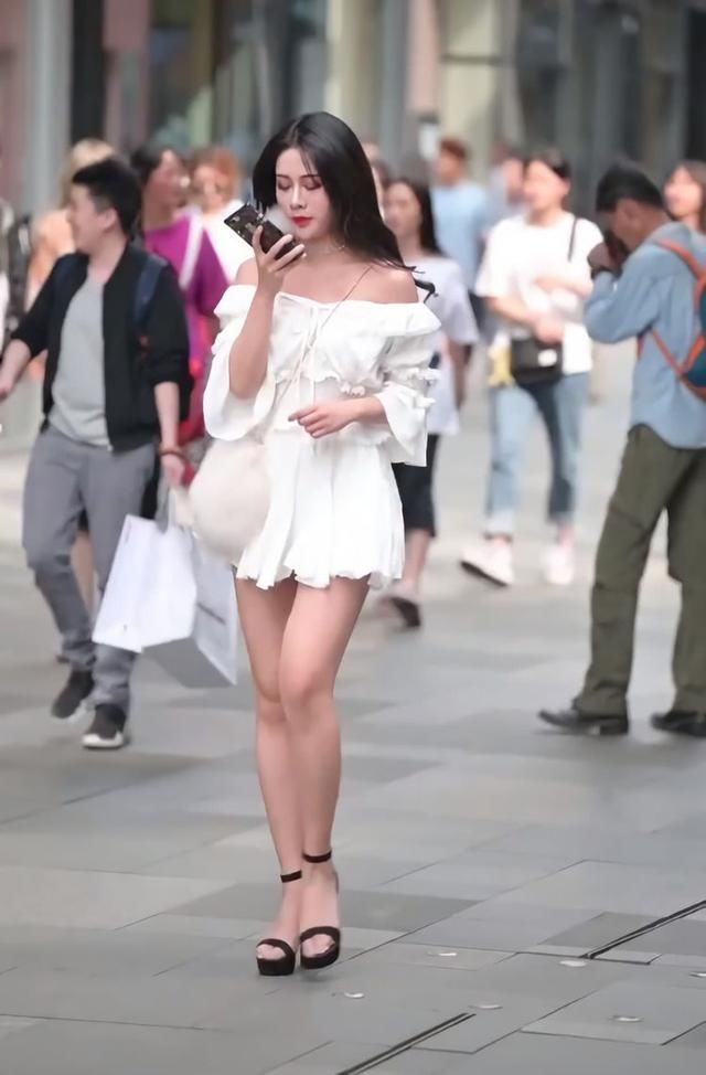 显腿■街拍小姐姐为了显腿长,踩着像“木炭”的高跟鞋,走路都得小心