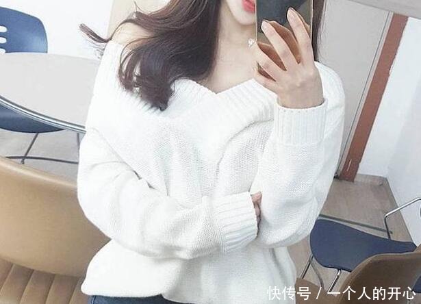 路人街拍牛仔裤紧致塑身，彰显优雅曲线，让女生更加舒适时尚