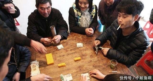 农民疑惑: 为啥农村打牌罚款, 城里却允许棋牌室存在? 看看专家怎