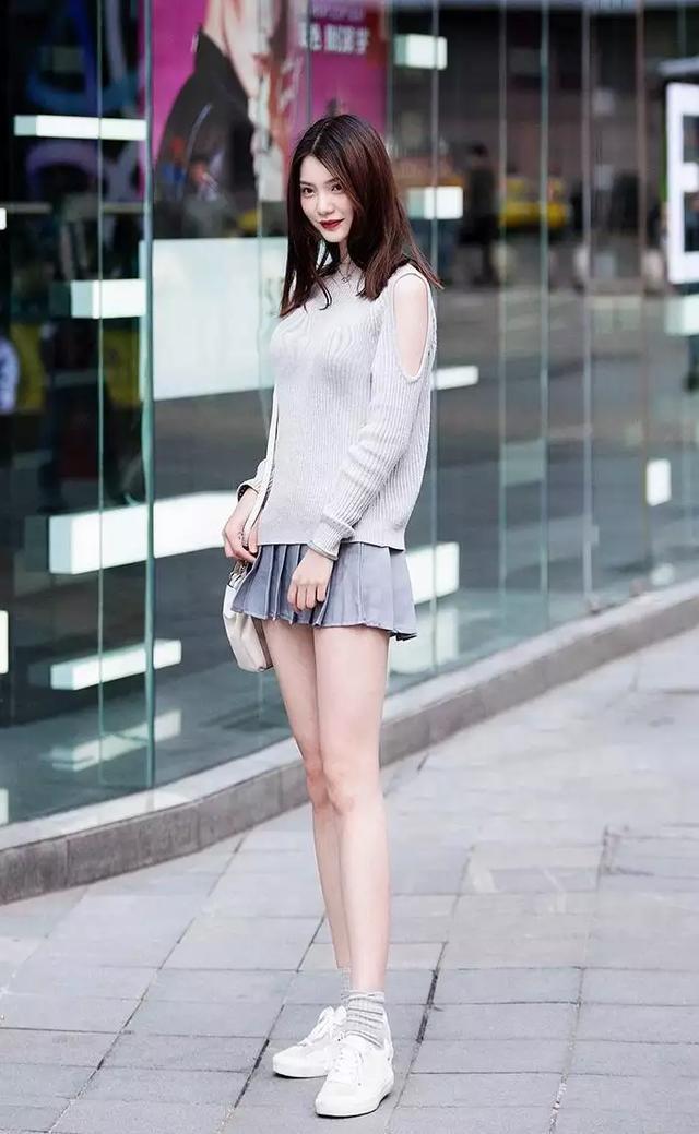 街拍：美女纯洁秀丽袅袅娜娜，身材均匀有致！