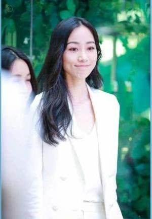 43岁的赵薇穿白西装太霸气，35岁的韩雪却不一样，网友：太仙气了