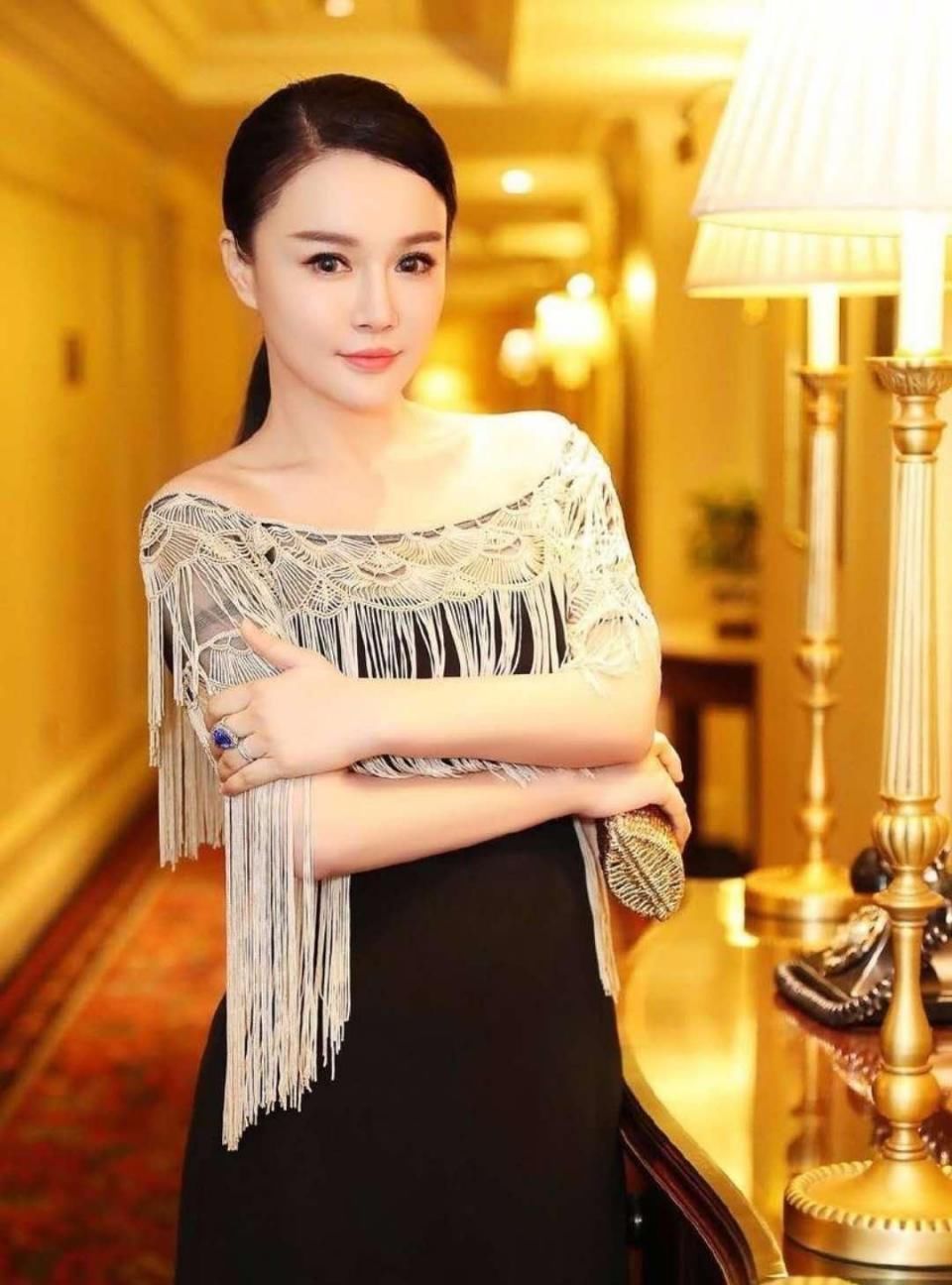 冉莹颖帅气撩发 黑色紧身T恤上围丰满 拳王娇妻竟是北大学霸!