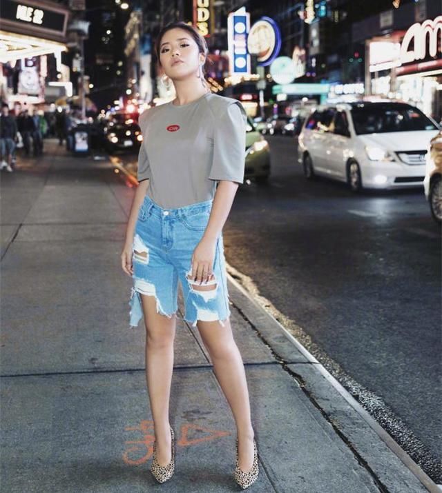 王菊现身纽约时装周走秀，没妆容和穿搭加持的她26岁秒变36岁大妈