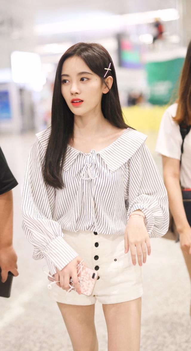 鞠婧祎好瘦，短裤这么紧竟也穿不满，网友:这发卡10块钱能买很多