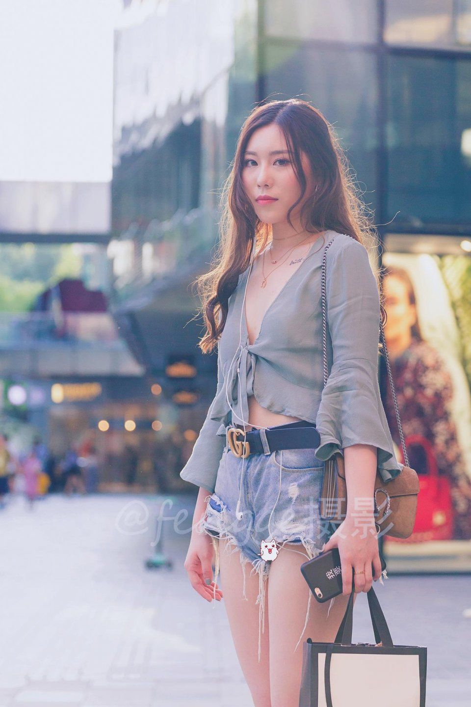 街拍:三里屯来了个梨形身材的姑娘，个性时尚颇具亲和力