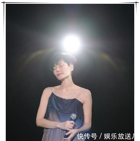 王菲春晚带火的“腿裤靴”被宋茜大抢风头，网友这双腿我给满分