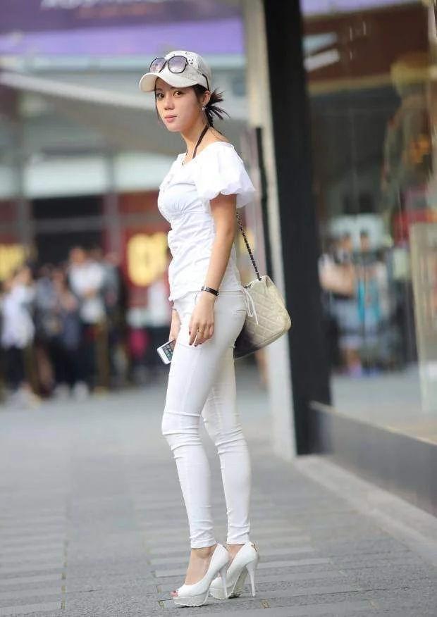 气质小姐姐白色紧身裤，精致的五官，气质优雅迷人