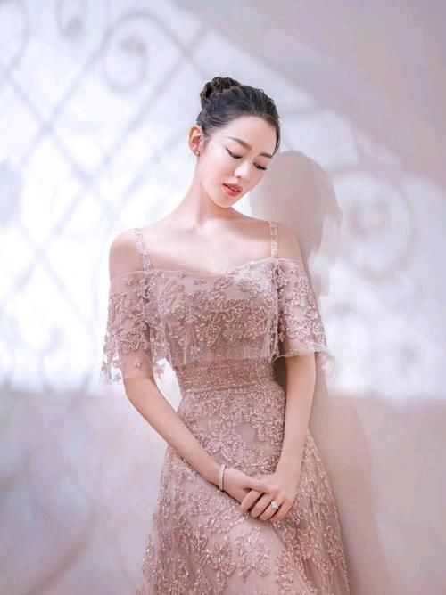 『身穿』吉娜身材好就是“任性”!身穿紫色抹胸“夜光”连衣裙,魅力四射
