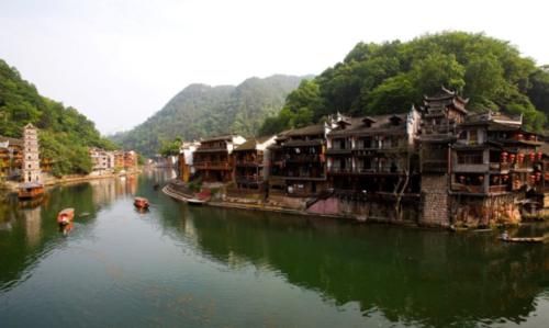 适合独自一人旅游的2座古镇，风景好比人间仙境，游客：来了不想