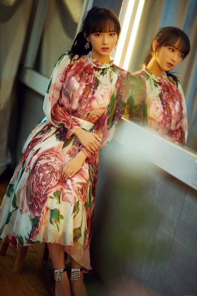 原本以为热巴穿印花裙够美了，却没想到程潇更惊艳，发型加分了！