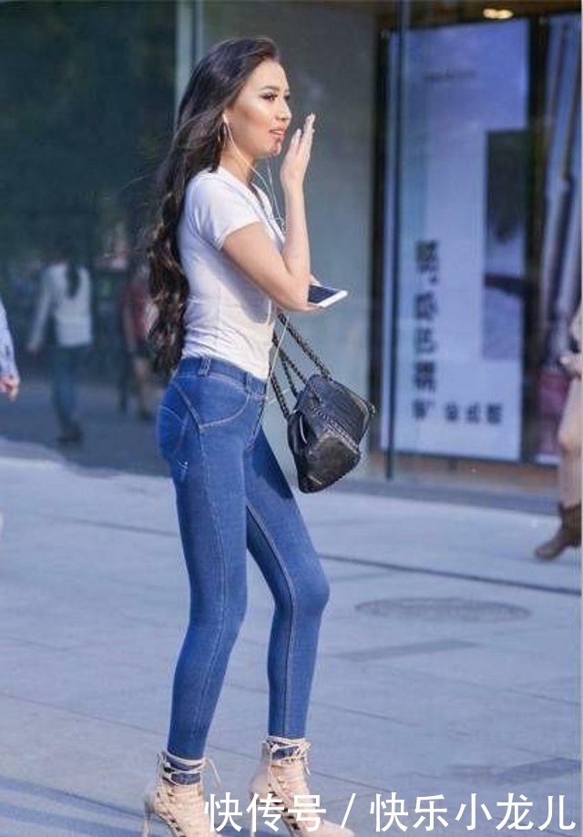  「吊带」街拍：小姐姐穿着一件吊带的连衣裙，一举一动都那么动人