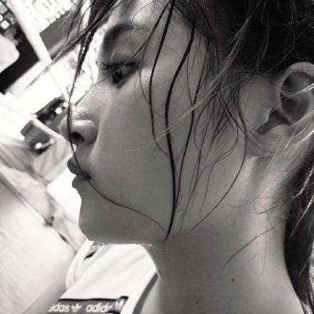 关晓彤素颜吓人，仍微博卖瓜自卖自夸，网友：坐等分手