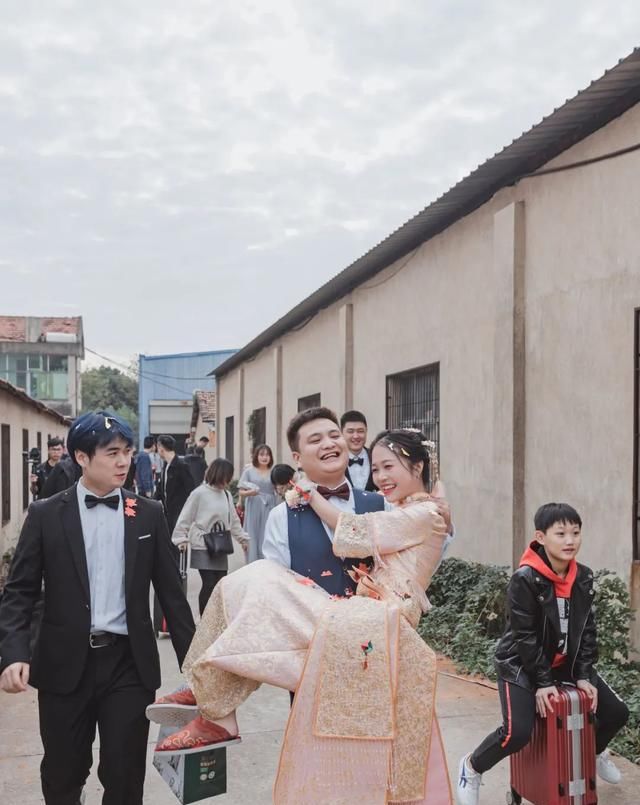  喜欢@夏天办一场淡黄的婚礼刚好，柠檬味道的汽水，是小清新和你的最爱