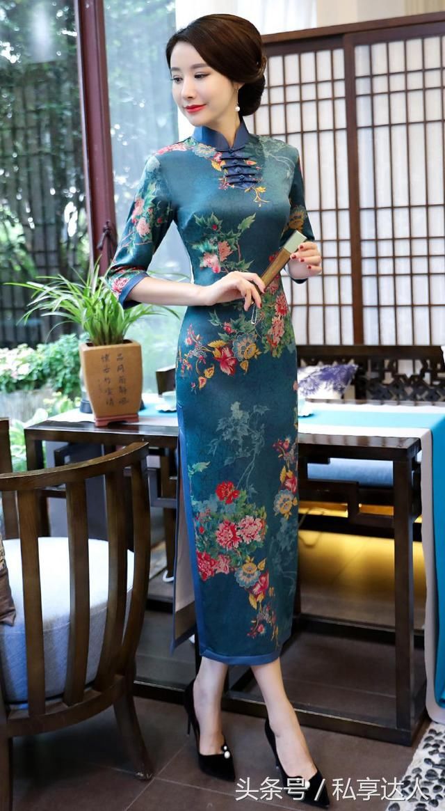 轻盈飘逸的长款香云纱旗袍裙，更有妩媚风情，更显优雅气质