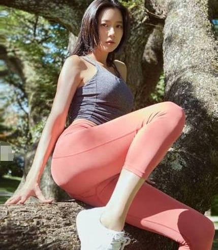 匀称有型的紧身打底裤美女,彰显落落大方的气场!