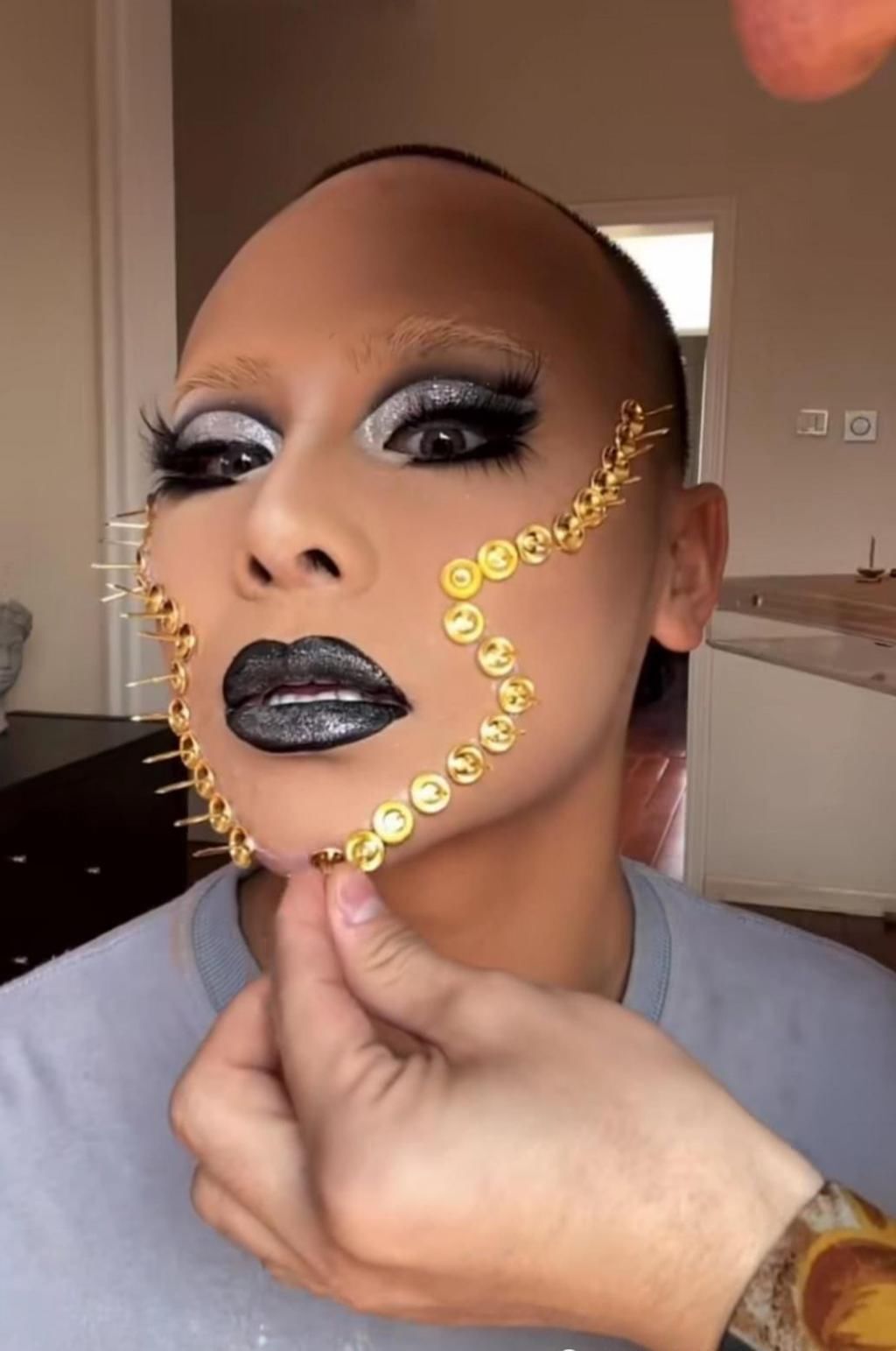 脸上■小哥哥用“图钉”打造超模妆，脸上粘胶水，结果：太好看了吧！