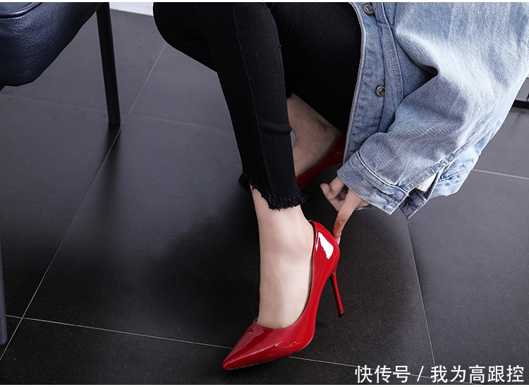 闪亮又性感的酒杯跟尖头高跟鞋，性感的女人都有一双