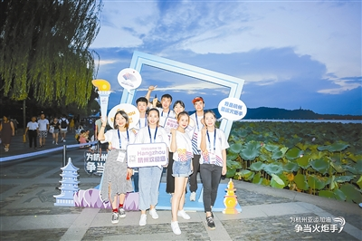 接旗仪式背后: 服饰细节大有来头