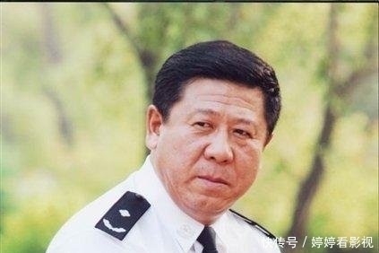 没什么:他没什么知名度,演技却是公认,从不跟公司签约,老婆身份很牛!