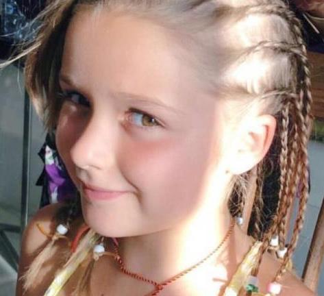 贝克汉姆与地狱厨神乡下度假，两家人拍大合照，小七小红裙瞩目