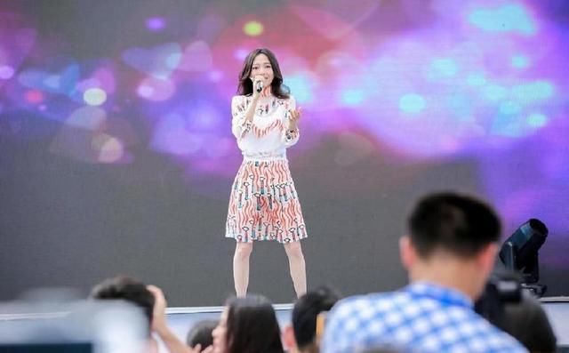 张韶涵身穿一袭灰色收身连衣裙，优雅又迷人，网友:造型美翻了!