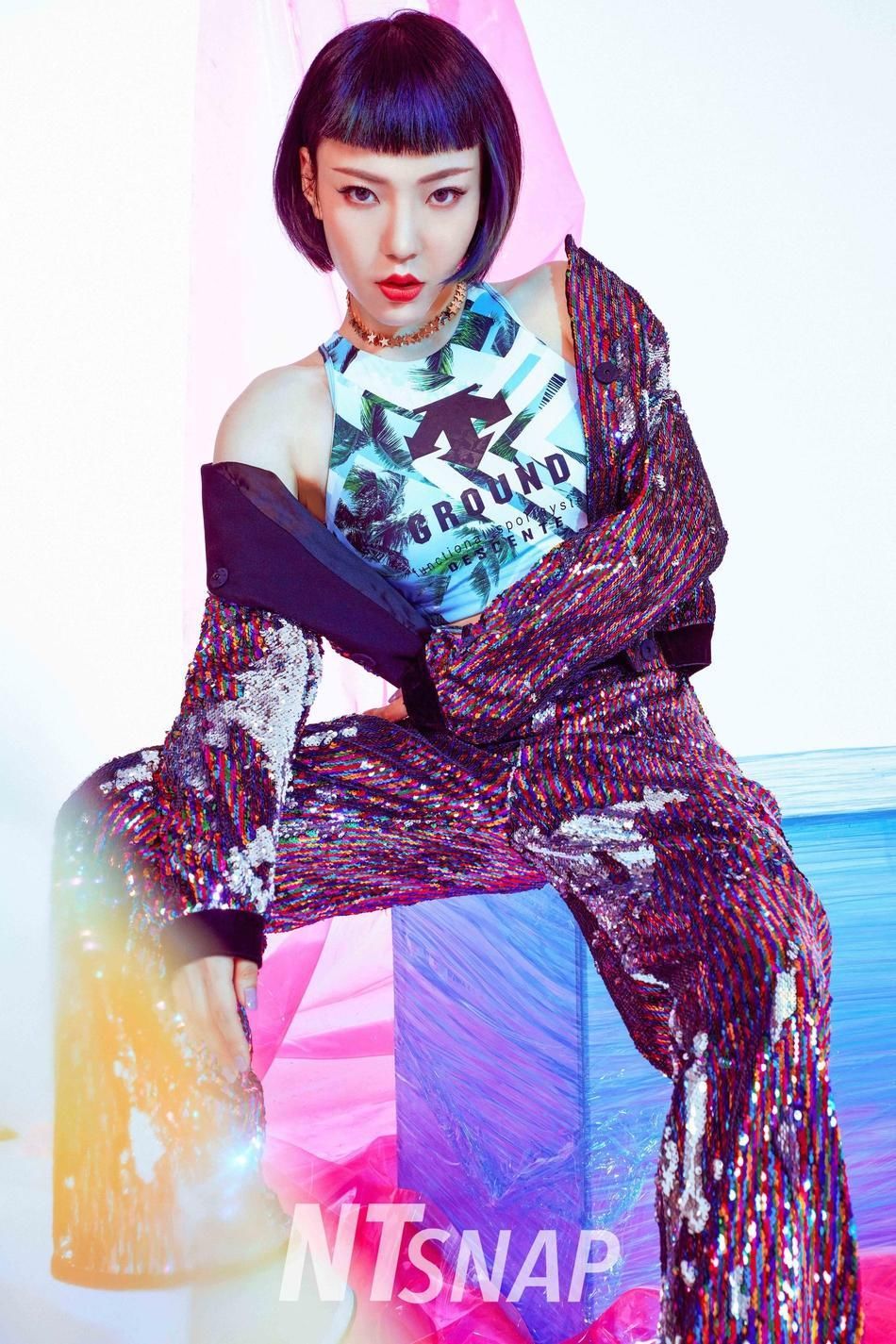 组图：吴莫愁紧身裤尽展美妙身姿 红唇撩人气场强大