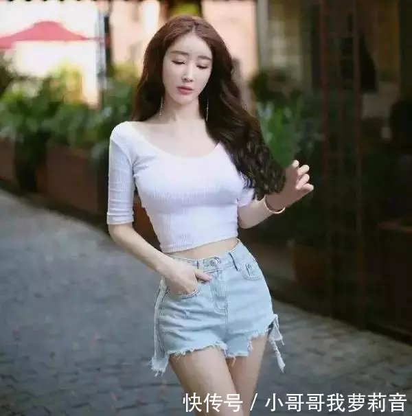 时尚街拍：简单大方的牛仔热裤,简约而不平庸,看上去更加的大气