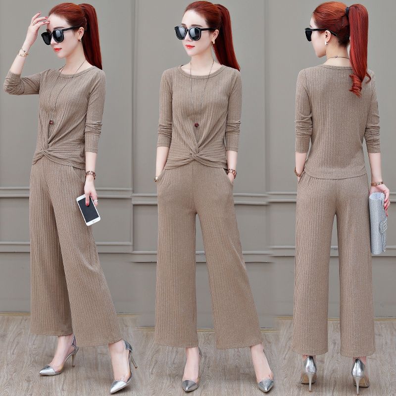 国庆游玩，女人别再裙子配高跟鞋，瞧这样的套装，一款比一款美嫩