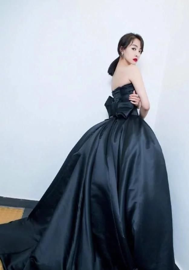 杨幂倪妮唐嫣的美背不相上下，可最好看的还是阮经天的前女友