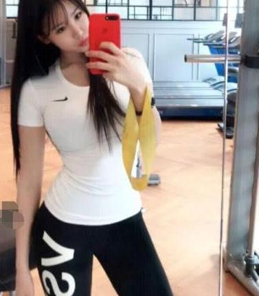 锻炼身体中的打底裤美女，那种美感让人难以忘记！