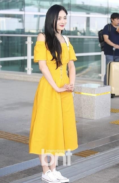 20岁周洁琼和35岁吴昕同穿黄色连衣裙,网友:一个真嫩一个装嫩