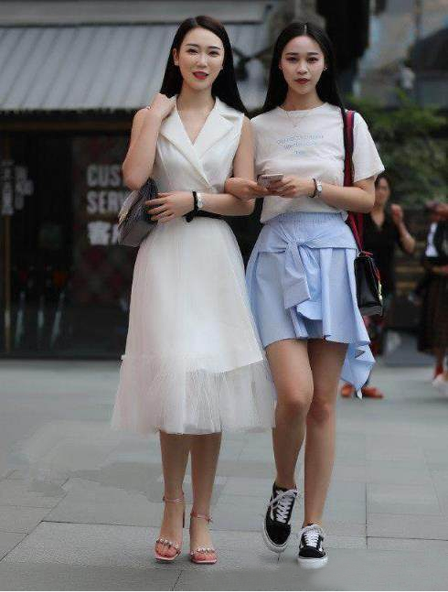 街拍：养眼的闺蜜们，不仅长得漂亮，身材也好的没话说！