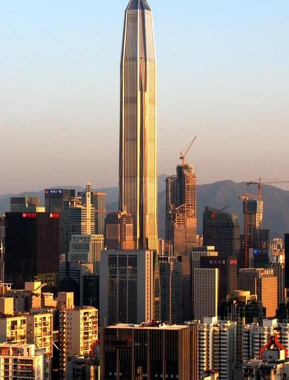 华南第一摩天楼，直入云霄，它的副楼也很气派！