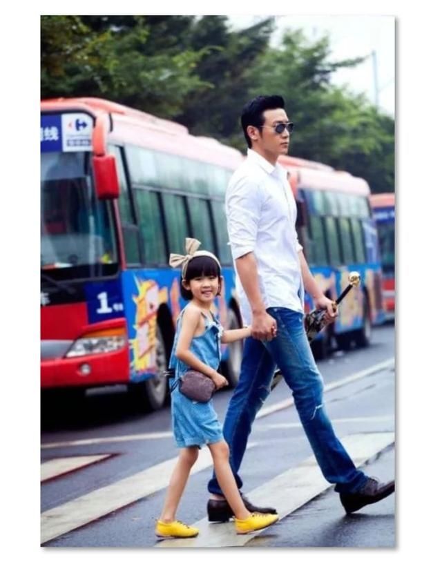 还在剪刀手嘟嘟嘴？制霸朋友圈的高逼格旅行亲子照这样拍