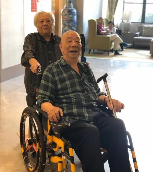  食物■老年人睡前吃东西好不好