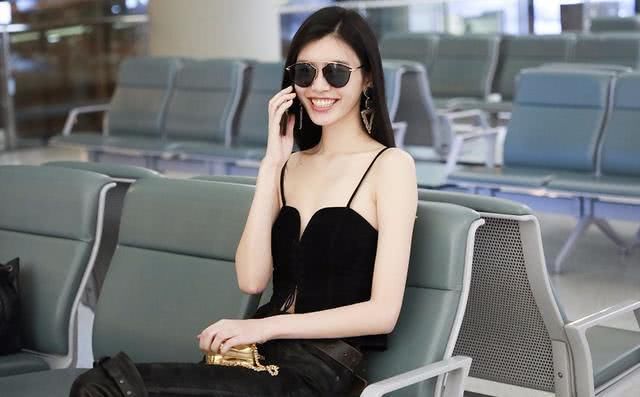 奚梦瑶太敢穿了，小马甲把好身材展露无遗