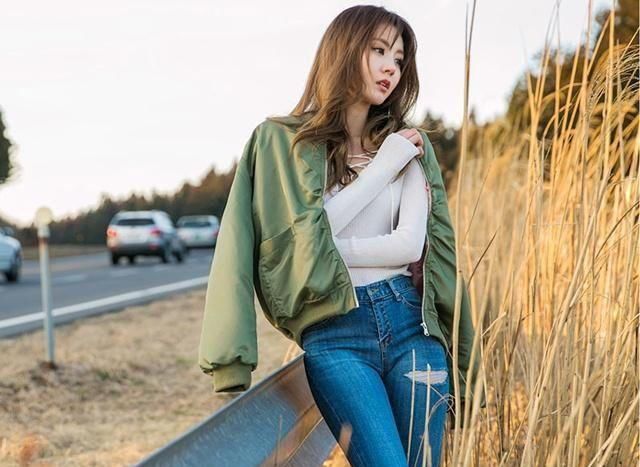  打造：小姐姐穿紧身牛仔裤，完美打造女性腿部线条，优雅大方有女人味