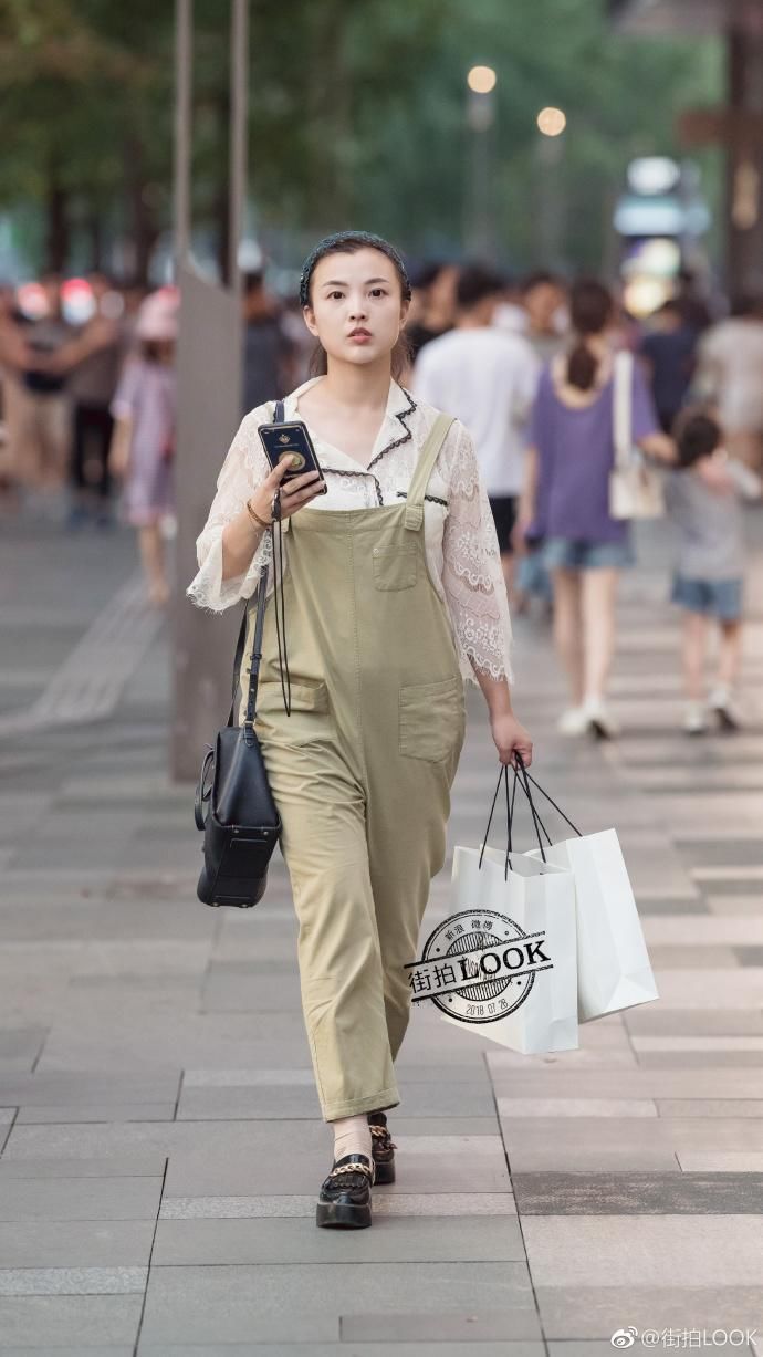 基础款的吊带裙穿的非常有凹凸感，也就小姐姐这样的身材能驾驭了