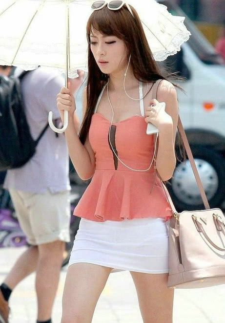 穿搭短裤的小姐姐尽显美腿大秀，清新又 性感迷人，网友：短裙部