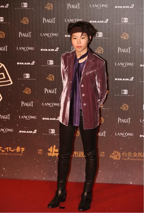 窦靖童混搭麻布衫真有个性,时尚前卫超个性,网友:衣品不输王菲