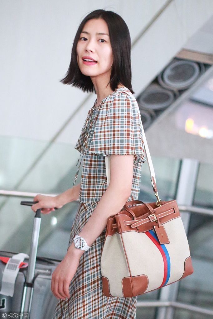 刘雯hold格子裙穿越成80年代大学生 撩发露酒窝气质清新脱俗