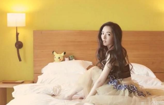 郭碧婷晒美照,露香肩蜂腰妩媚诱惑,一双美腿若隐若现十分诱人