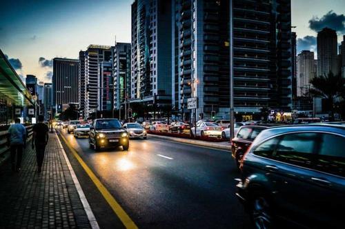 拿人民币一万块去迪拜玩，能在当地玩几天？女游客说出大实话