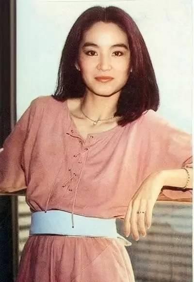  「合照」林青霞的穿搭，时髦了40年，网友：和胡因梦合照的那套，真不错