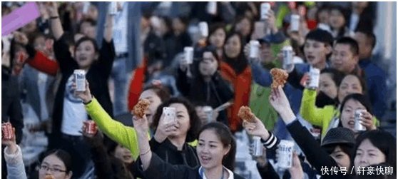 韩国低价泡菜遭到中国游客的抢购, 中国姑娘说了这句话, 都退货了