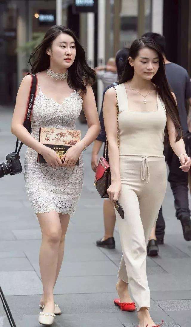 街拍：白色蕾丝包臀裙，显出美女凹凸有致好身材