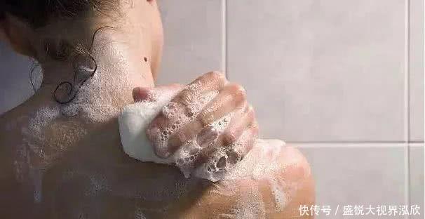 #洗澡时#洗澡时,用“香皂”好还是“沐浴露”好一直用错了,难怪皮肤干!